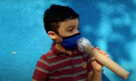 Niño realiza entrevista a perritos de la calle y se vuelve viral (Video)