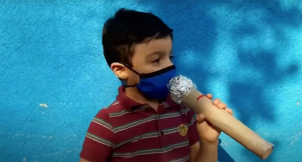 Niño realiza entrevista a perritos de la calle y se vuelve viral (Video)