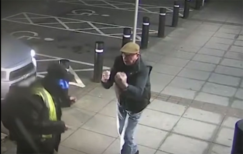 Anciano de 77 años pelea a puño limpio con un ladrón y la pelea se vuelve viral (Video)
