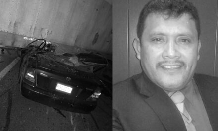 Juez se dirigía a su trabajo y pierde la vida en fatal accidente quedando debajo de un tráiler