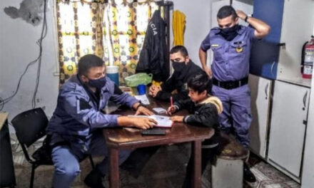 Mamá lleva a su hijo con la policía para que haga su tarea