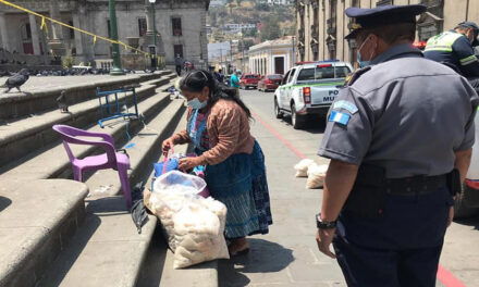 PM retira a vendedora de comida por el cierre del parques en Xela