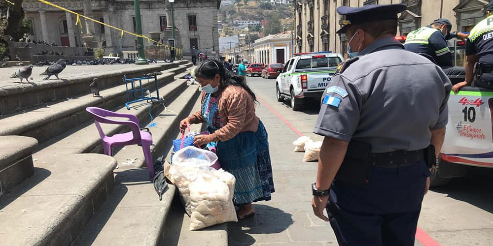 PM retira a vendedora de comida por el cierre del parques en Xela