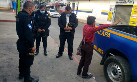 Niño de 12 años hace oración con policías, utilizó radio para hablar con personal de Jalapa
