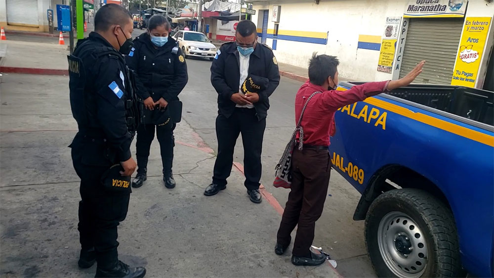 Niño de 12 años hace oración con policías, utilizó radio para hablar con personal de Jalapa