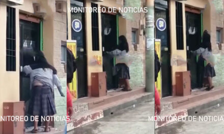 Mujer destruye puerta de agencia Bancaria en Quiché (Video)