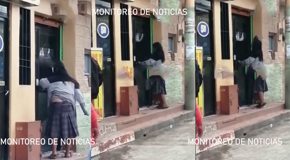 Mujer destruye puerta de agencia Bancaria en Quiché (Video)