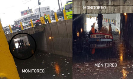 “El agua sube dos metros” Bus se queda trabado en la Aguilar Batres (Video)