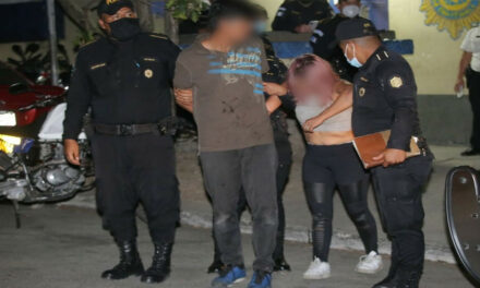 Pareja ocultaba un cadáver envuelto en sábanas dentro de su domicilio