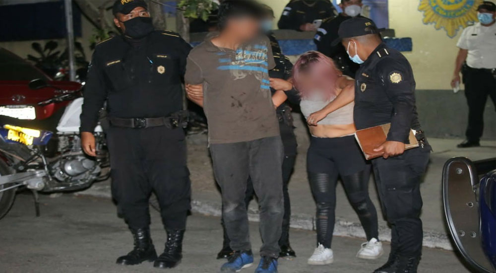 Pareja ocultaba un cadáver envuelto en sábanas dentro de su domicilio