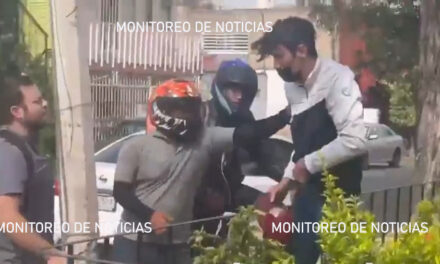 Motoristas atrapan y le dan tremenda golpiza a ladrón de celulares (Video)