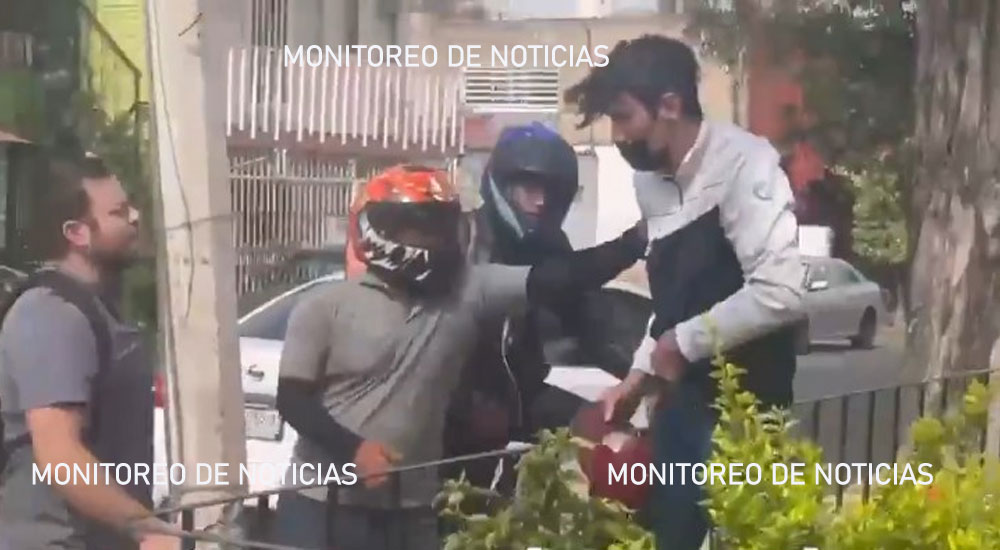 Motoristas atrapan y le dan tremenda golpiza a ladrón de celulares (Video)