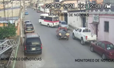 Momento en que bus impacta con varios vehículos en Quetzaltenango (Video)