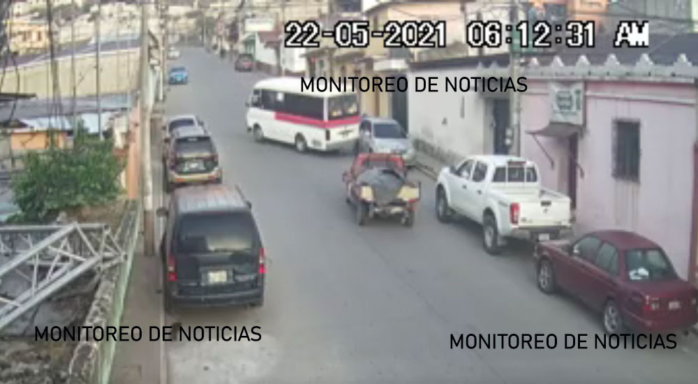 Momento en que bus impacta con varios vehículos en Quetzaltenango (Video)