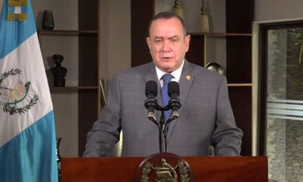 Alejandro Giammattei Veta la Ley de Contrataciones del Estado y la devuelve al Congreso (Video)