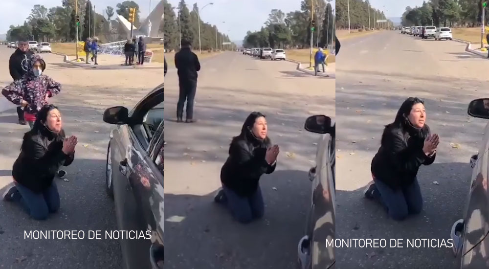 Madre llora de rodillas suplicando el regreso a clases presenciales (Video)