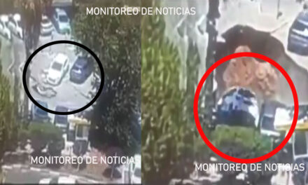 Momento cuando se forma un socavón y hace desaparecer varios autos (Video)
