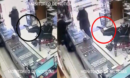 Hombre en silla de ruedas y sin manos ataca a dueño de una tienda con arma en los pies (Video)