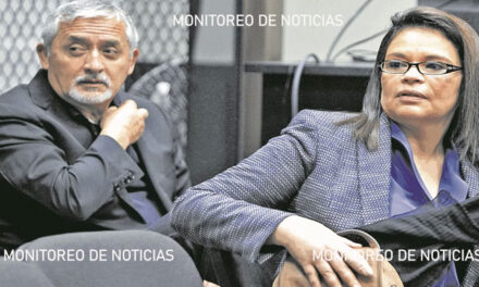 Vacunan contra el COVID-19 a exvicepresidenta Roxana Baldetti en San José Pinula