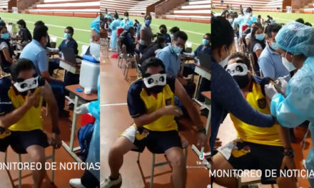 Hombre se pone una máscara de Panda para no ver cuando lo vacunan (Video)