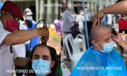 Manifestantes se cortan el pelo para sumarse a los “150 pelones” de La Plaza de la Constitución