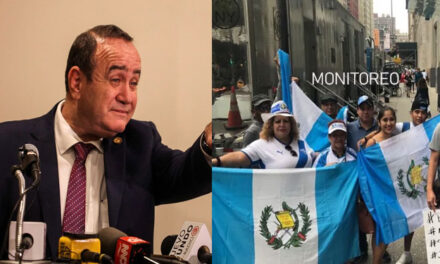 Personas en Nueva York exigen la renuncia de Alejandro Giammattei