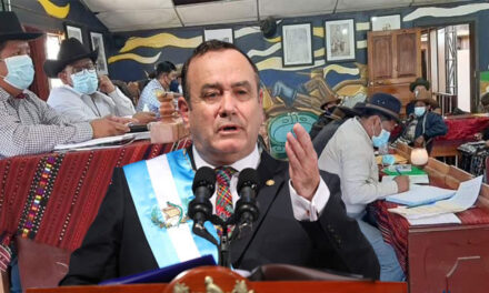 Le dan dos días a Giammattei para que Renuncie