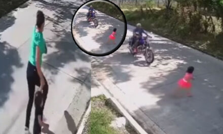 Momento exacto cuando niña es atropellada por una motocicleta (Video)