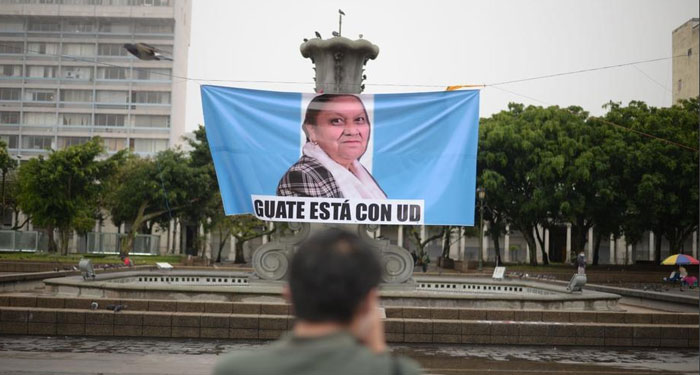 Destrozan manta a favor de Consuelo Porras; así quedó (Video)