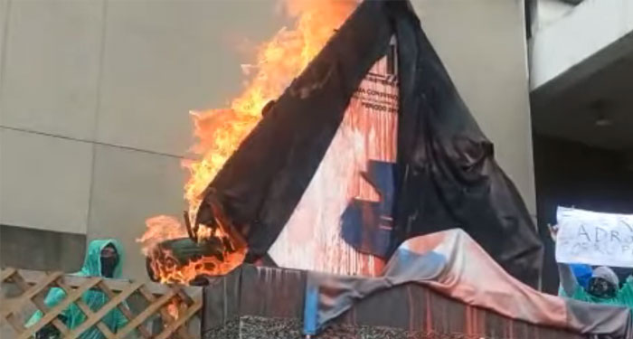 Manifestantes pierden el control y queman Placa frente al Ministerio Público (Video)