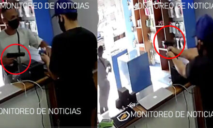 Momento exacto cuando el dueño de un negocio le dispara a ladrón en varias ocasiones (Video)