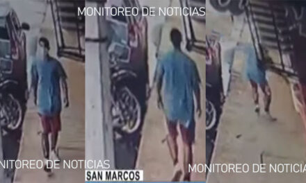 Hombre es captado cuando le roba el celular a una mujer en San Marcos (Video)
