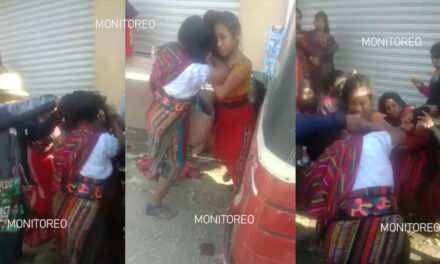 Varias mujeres se van a los golpes por el amor de un mototaxista (Video)