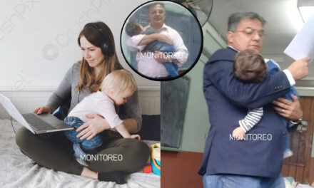 Profesor sostiene al hijo de una joven estudiante para que pueda recibir clases