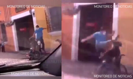 Hombre golpea a un anciano que está en silla de ruedas en Antigua Guatemala (Video)