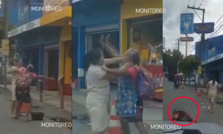 “La tira en la calle” Mujer le pega a una anciana por una deuda (Video)