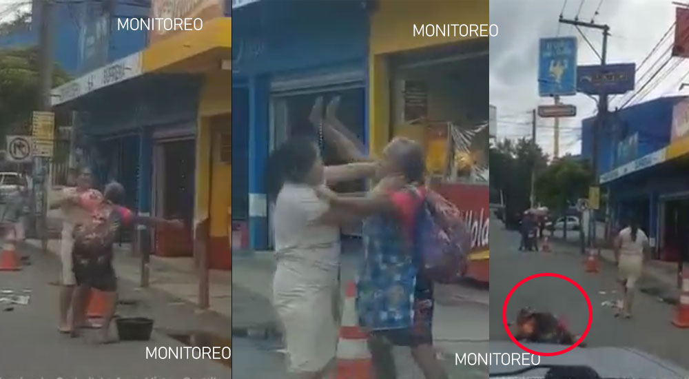 “La tira en la calle” Mujer le pega a una anciana por una deuda (Video)