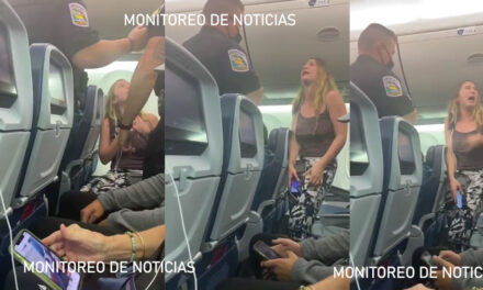 Mujer se niega a usar mascarilla en un avión, escupe a los pasajeros y es expulsada (Video)