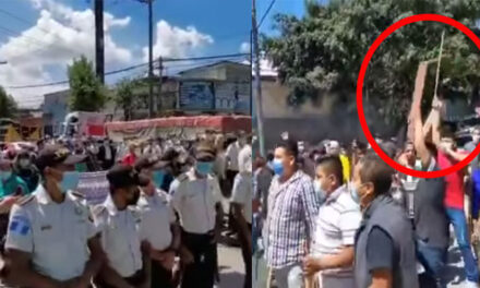 Fuerte enfrentamiento entre vendedores y manifestantes (Video)