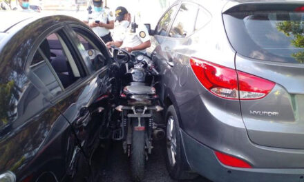 Vehículo atropelló a motoladron y lo prensó contra otro auto en la zona 13 (Video)