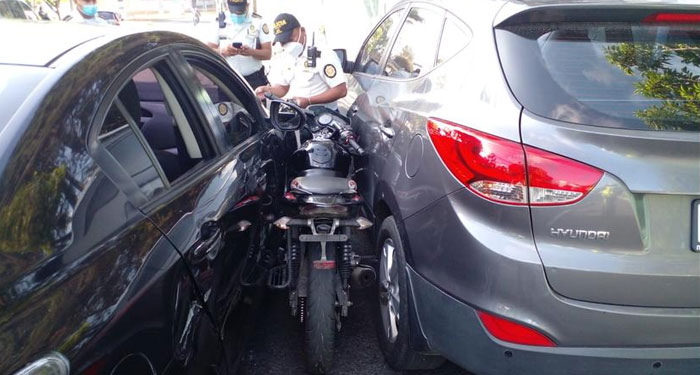 Vehículo atropelló a motoladron y lo prensó contra otro auto en la zona 13 (Video)