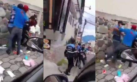Policías municipales le quitan la mercadería a un niño que vendía en la calle (Video)