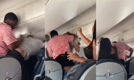 Fuerte pelea entre dos pasajeros por un “Asiento reclinable” (Video)