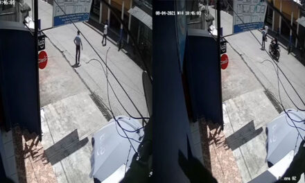 Momento exacto cuando un motorista atropella a un anciano (Video)