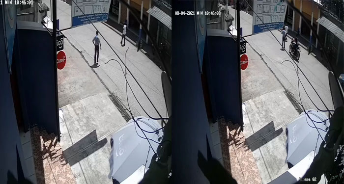 Momento exacto cuando un motorista atropella a un anciano (Video)