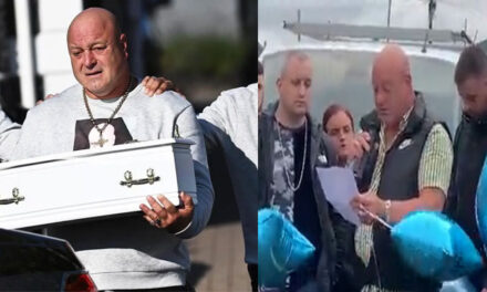 Padre llora mientras sostiene el ataúd de su hijo que fue asesinado por su madre (Video)