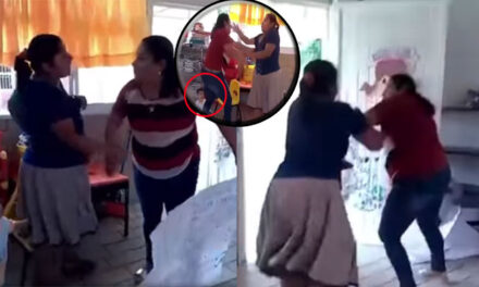 Discusión entre maestra y madre de familia termina en una fuerte pelea (Video)