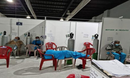 Pacientes que usan oxígeno en el parque de la Industria duermen en el piso