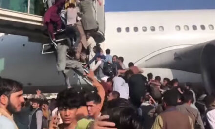 Momento exacto cuando Afganistán huyó de su País tras tomar el control los terroristas (Video)