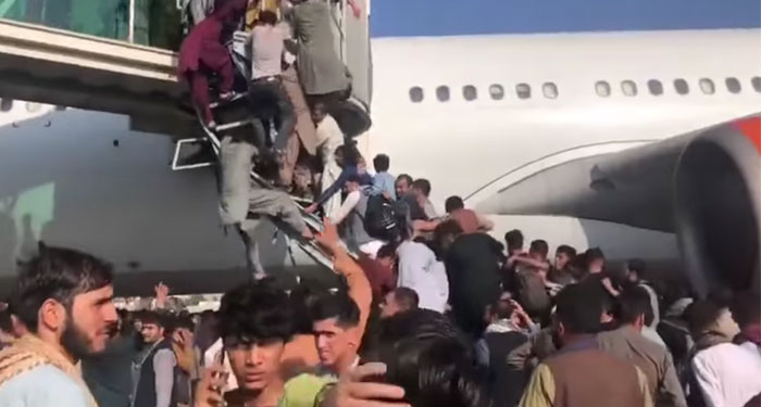 Momento exacto cuando Afganistán huyó de su País tras tomar el control los terroristas (Video)